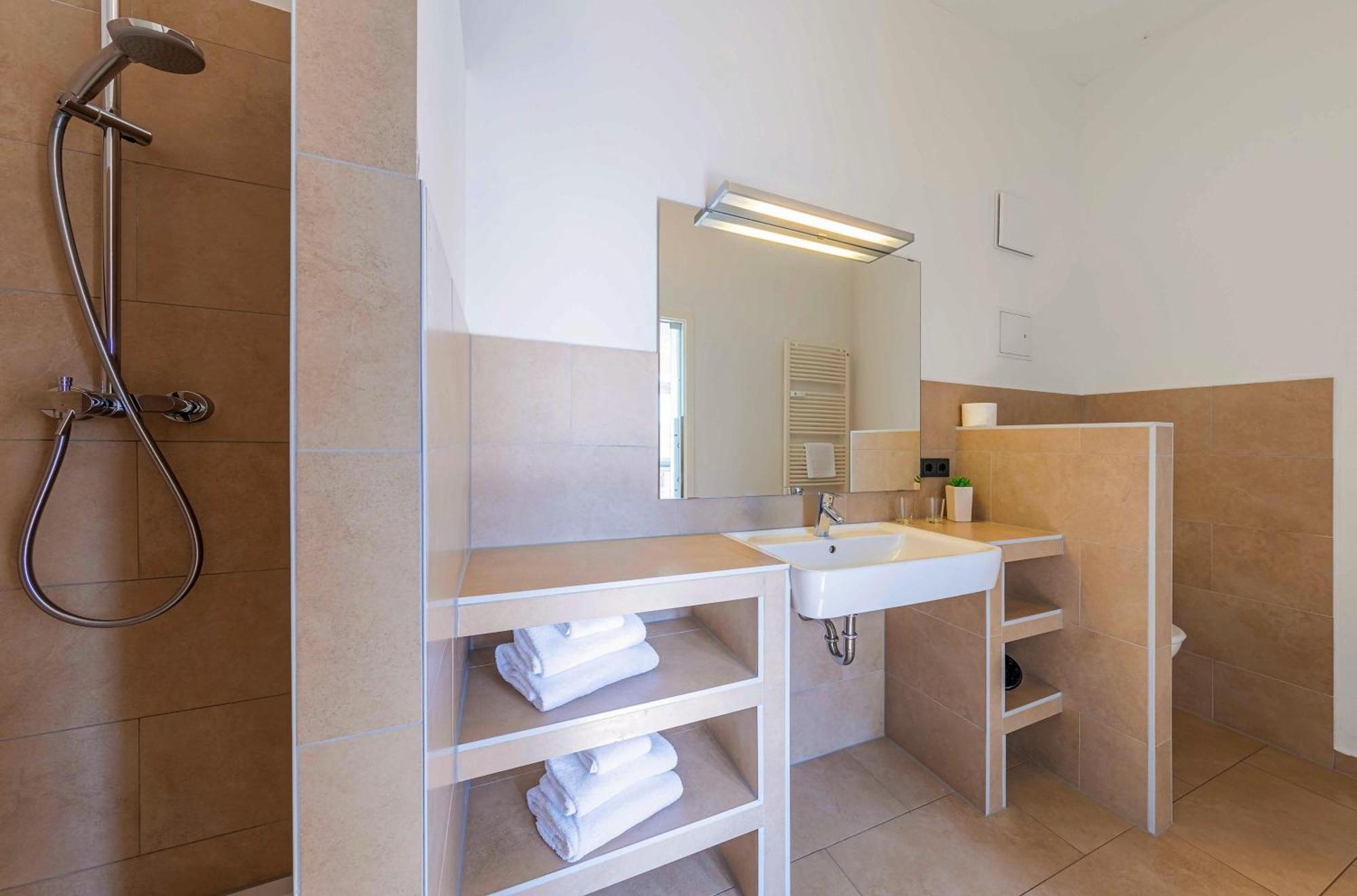 Altstadtapartment Carli- Komfortable Ferienwohnung Im Herzen Von Waren Waren  Esterno foto